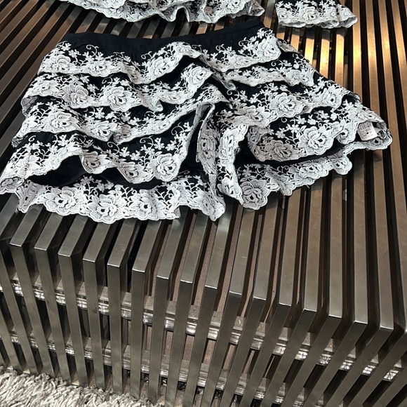 Gianni Bini lace ruffle short set PRICE IS FIRM - Picture 4 of 8